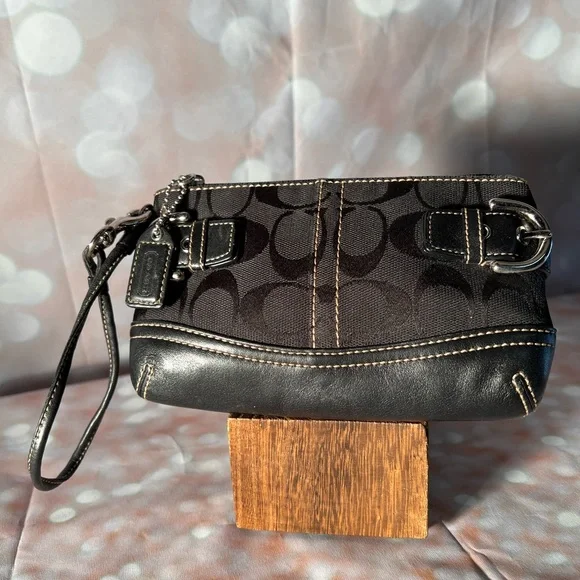 Coach wristlet. - Picture 4 of 7